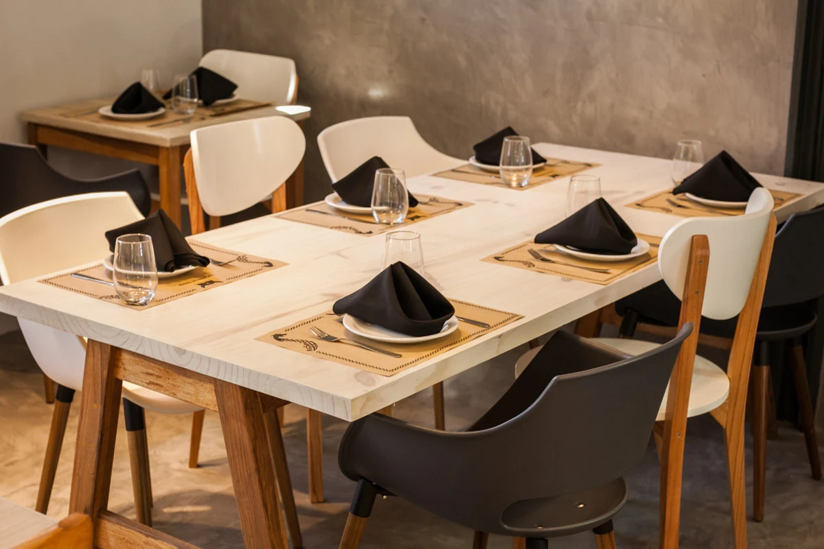 Mesa preparada en restaurante