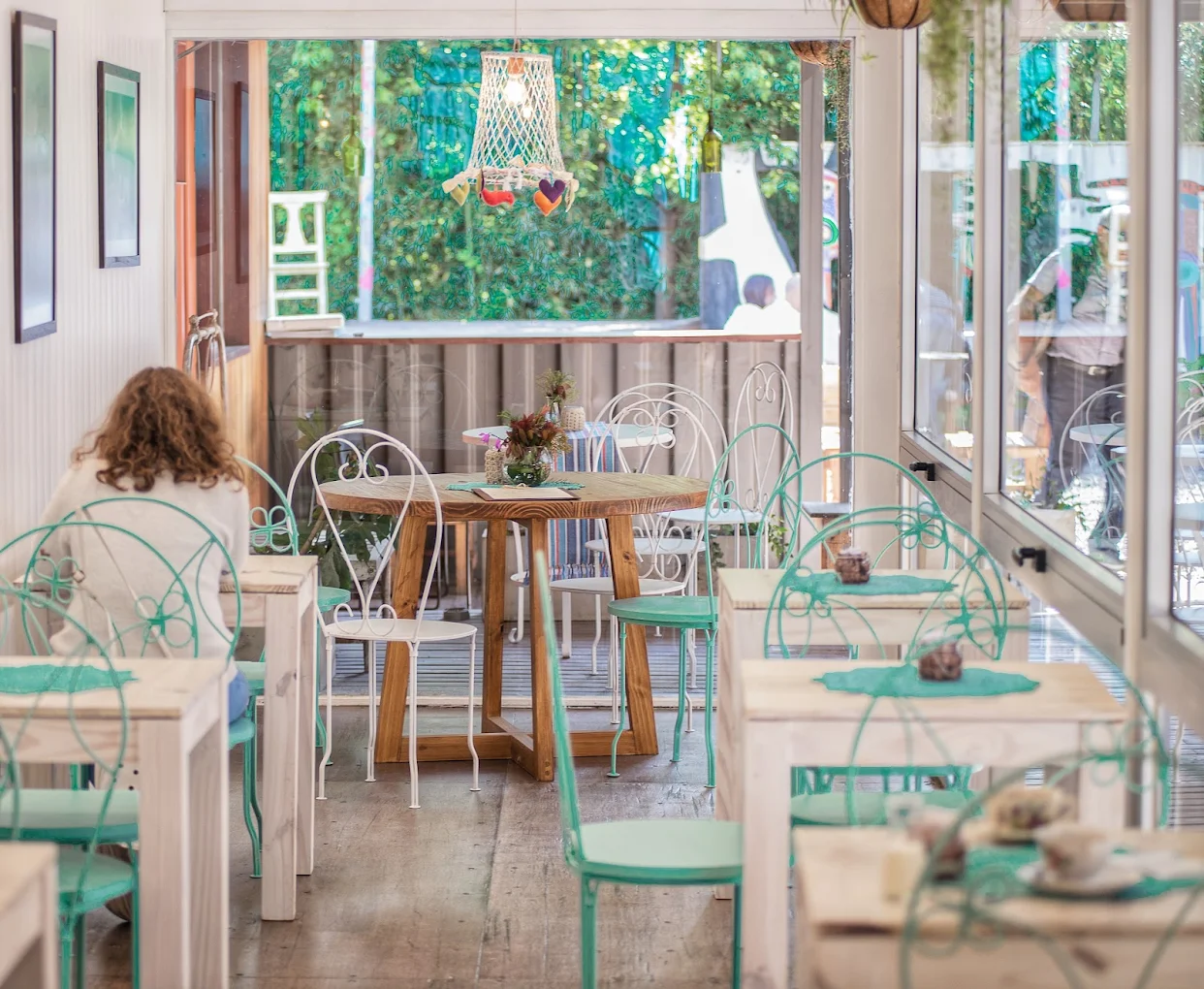 Interior con sillas vintage turquesa