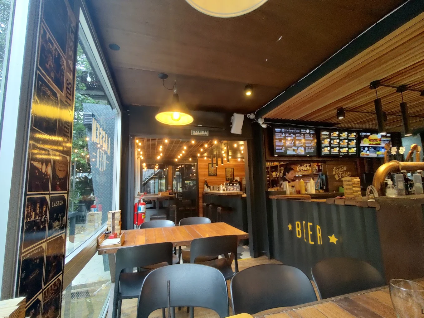 Bar interior con luces cálidas