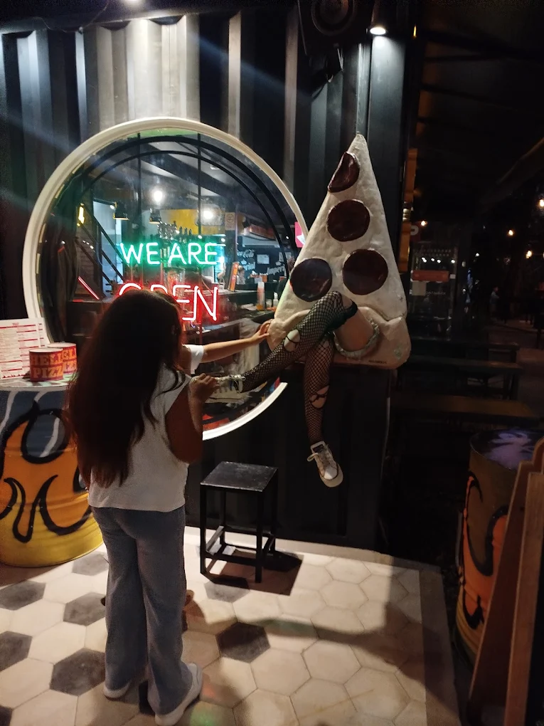 Pizzería con neón We Are Open